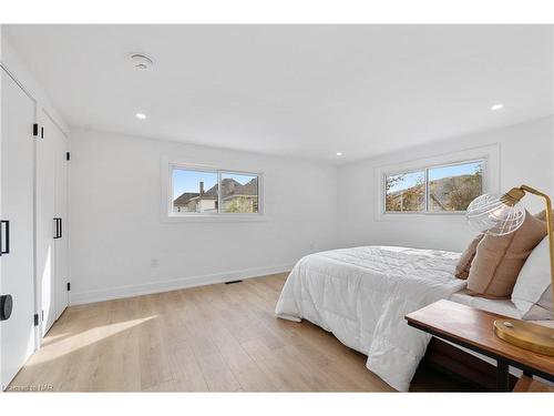 26 Elizabeth Street, Grimsby, ON - Indoor Photo Showing Bedroom