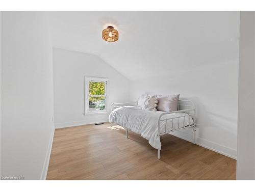 26 Elizabeth Street, Grimsby, ON - Indoor Photo Showing Bedroom