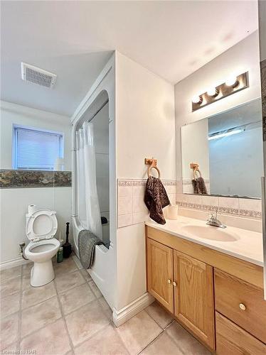 Lower-22 Augusta Avenue, St. Catharines, ON - Indoor Photo Showing Bathroom