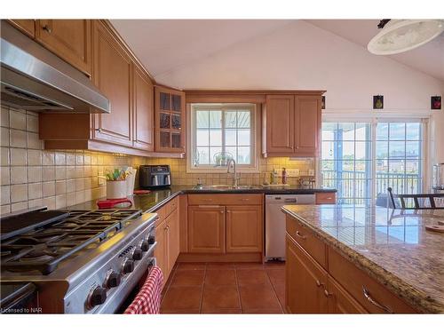 8207 Beaver Glen Drive, Niagara Falls, ON - Indoor Photo Showing Kitchen