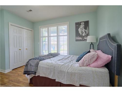 8207 Beaver Glen Drive, Niagara Falls, ON - Indoor Photo Showing Bedroom