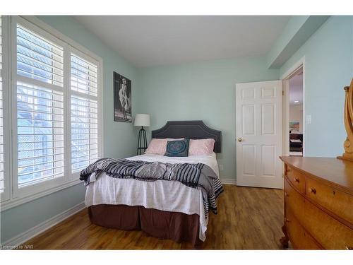 8207 Beaver Glen Drive, Niagara Falls, ON - Indoor Photo Showing Bedroom