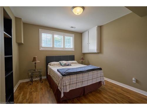 8207 Beaver Glen Drive, Niagara Falls, ON - Indoor Photo Showing Bedroom