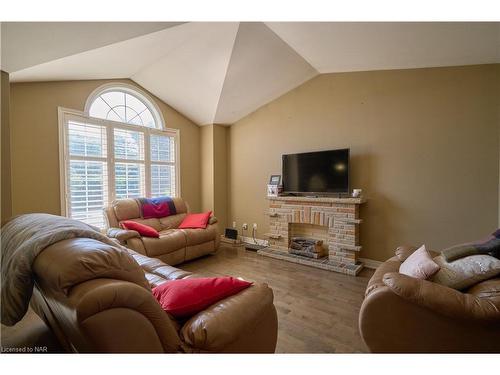 8207 Beaver Glen Drive, Niagara Falls, ON - Indoor Photo Showing Living Room With Fireplace