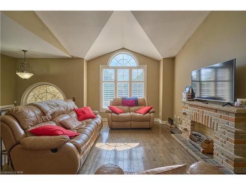 8207 Beaver Glen Drive, Niagara Falls, ON - Indoor Photo Showing Living Room With Fireplace