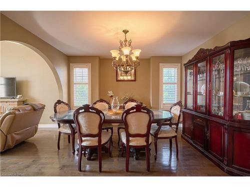 8207 Beaver Glen Drive, Niagara Falls, ON - Indoor Photo Showing Dining Room