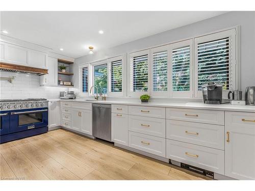 5 Cherryhill Drive, Grimsby, ON - Indoor Photo Showing Kitchen With Upgraded Kitchen