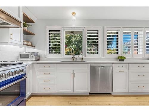 5 Cherryhill Drive, Grimsby, ON - Indoor Photo Showing Kitchen