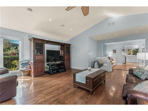 5 Cherryhill Drive, Grimsby, ON - Indoor Photo Showing Living Room