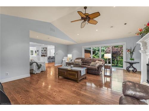 5 Cherryhill Drive, Grimsby, ON - Indoor Photo Showing Living Room