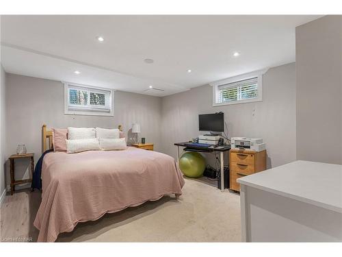 5 Cherryhill Drive, Grimsby, ON - Indoor Photo Showing Bedroom