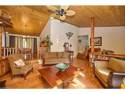 51250 Tunnacliffe Road S, Wainfleet, ON - Indoor Photo Showing Living Room