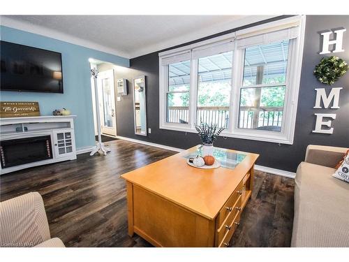 324 Morningstar Avenue, Welland, ON - Indoor Photo Showing Living Room