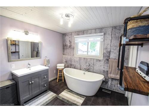 324 Morningstar Avenue, Welland, ON - Indoor Photo Showing Bathroom