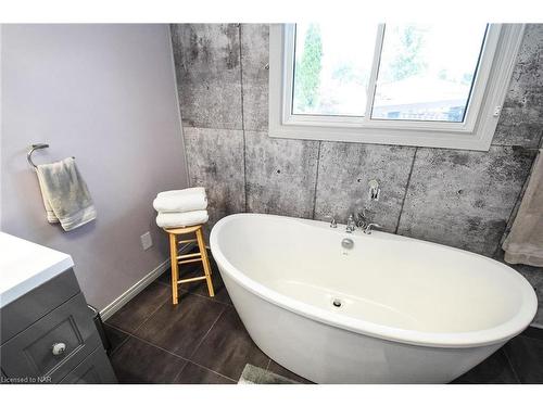 324 Morningstar Avenue, Welland, ON - Indoor Photo Showing Bathroom