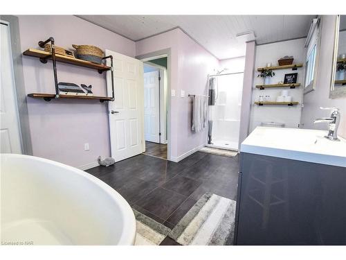 324 Morningstar Avenue, Welland, ON - Indoor Photo Showing Bathroom