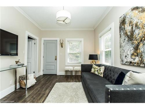 27 Ida Street, St. Catharines, ON - Indoor Photo Showing Living Room