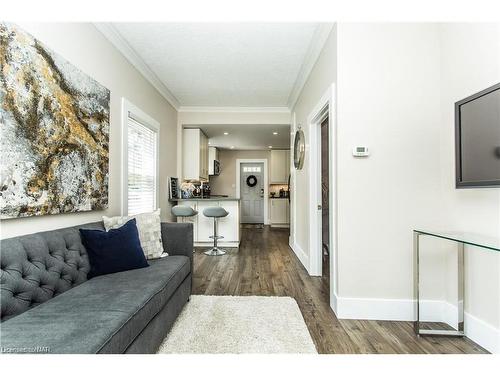 27 Ida Street, St. Catharines, ON - Indoor Photo Showing Living Room