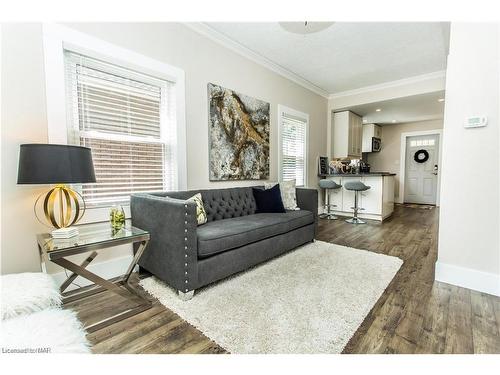 27 Ida Street, St. Catharines, ON - Indoor Photo Showing Living Room