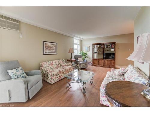 402-141 Church Street, St. Catharines, ON - Indoor Photo Showing Living Room