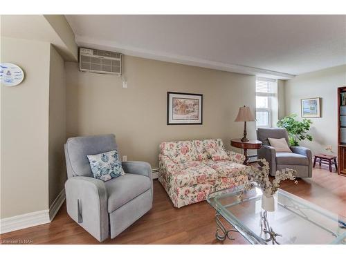 402-141 Church Street, St. Catharines, ON - Indoor Photo Showing Living Room