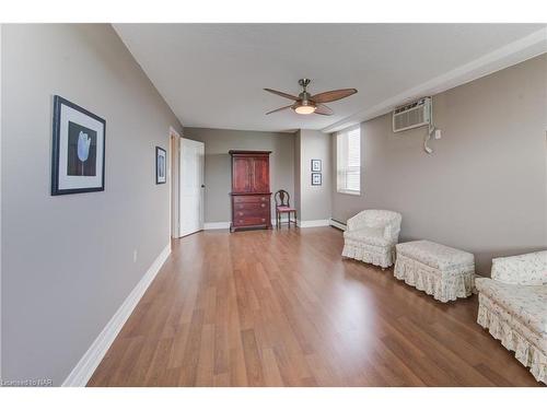 402-141 Church Street, St. Catharines, ON - Indoor Photo Showing Living Room