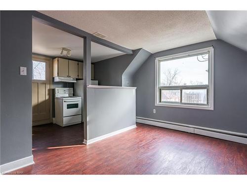 17 Mccalla Drive, St. Catharines, ON - Indoor Photo Showing Kitchen