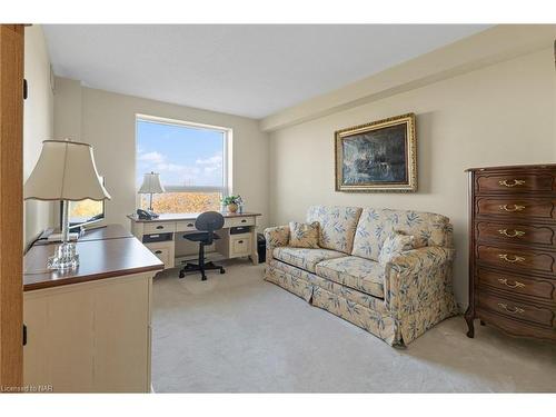 13O3-701 Geneva Street, St. Catharines, ON - Indoor Photo Showing Living Room