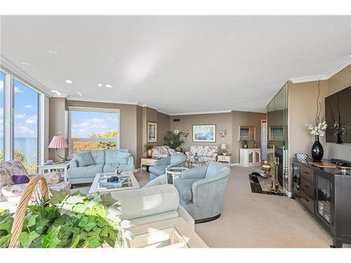 13O3-701 Geneva Street, St. Catharines, ON - Indoor Photo Showing Living Room