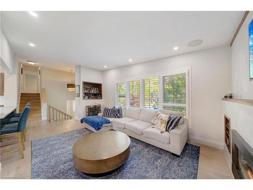 62 Wakil Drive, St. Catharines, ON - Indoor Photo Showing Living Room