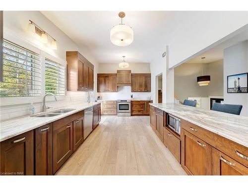 62 Wakil Drive, St. Catharines, ON - Indoor Photo Showing Kitchen With Double Sink