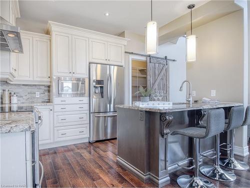 19 Moes Crescent, St. Catharines, ON - Indoor Photo Showing Kitchen With Upgraded Kitchen