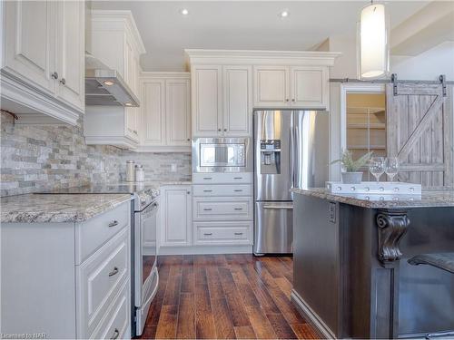 19 Moes Crescent, St. Catharines, ON - Indoor Photo Showing Kitchen With Upgraded Kitchen