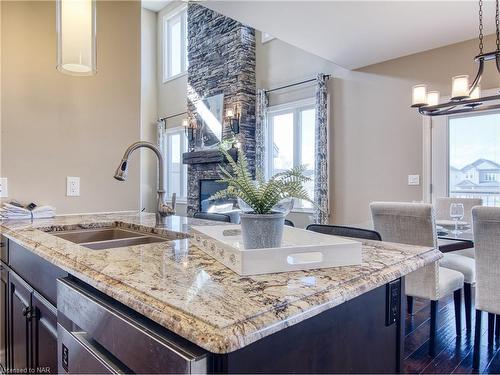 19 Moes Crescent, St. Catharines, ON - Indoor Photo Showing Kitchen With Double Sink