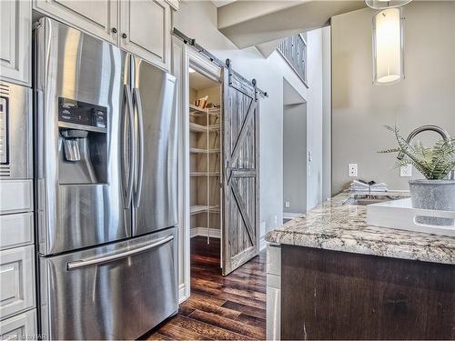 19 Moes Crescent, St. Catharines, ON - Indoor Photo Showing Kitchen