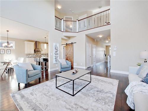 19 Moes Crescent, St. Catharines, ON - Indoor Photo Showing Living Room