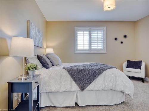 19 Moes Crescent, St. Catharines, ON - Indoor Photo Showing Bedroom