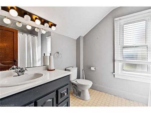 222 Alexandra Street, Port Colborne, ON - Indoor Photo Showing Bathroom