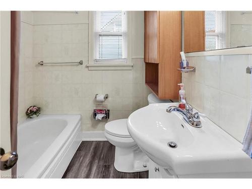 20 Heywood Avenue, St. Catharines, ON - Indoor Photo Showing Bathroom