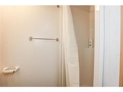 20 Heywood Avenue, St. Catharines, ON - Indoor Photo Showing Bathroom