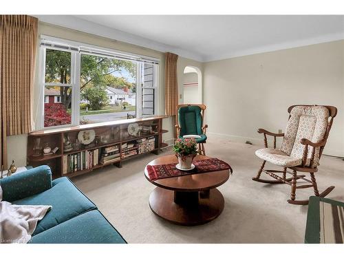 20 Heywood Avenue, St. Catharines, ON - Indoor Photo Showing Living Room