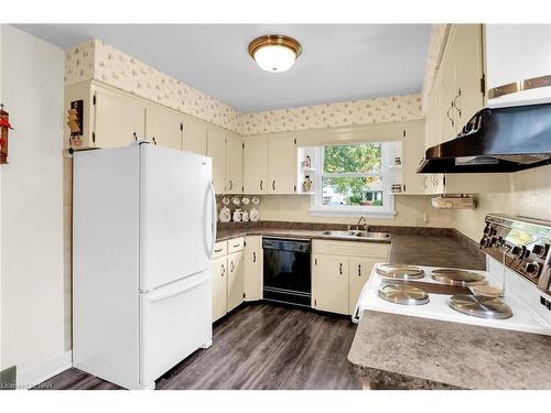 20 Heywood Avenue, St. Catharines, ON - Indoor Photo Showing Kitchen With Double Sink