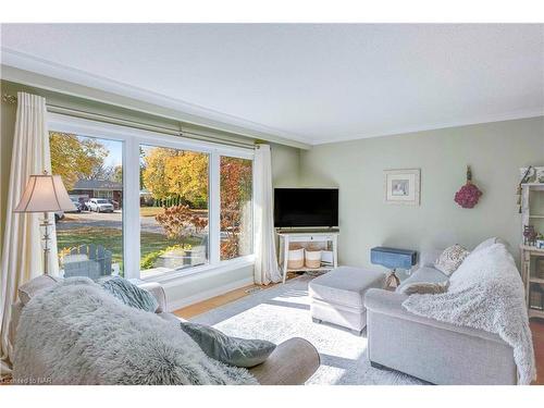 3351 Wiltshire Boulevard, Niagara Falls, ON - Indoor Photo Showing Living Room