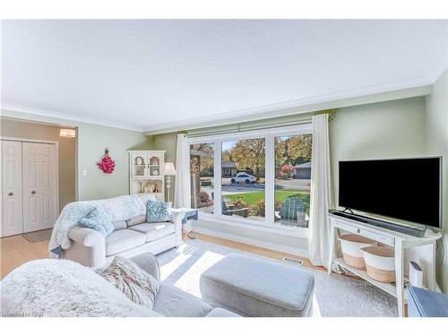 3351 Wiltshire Boulevard, Niagara Falls, ON - Indoor Photo Showing Living Room