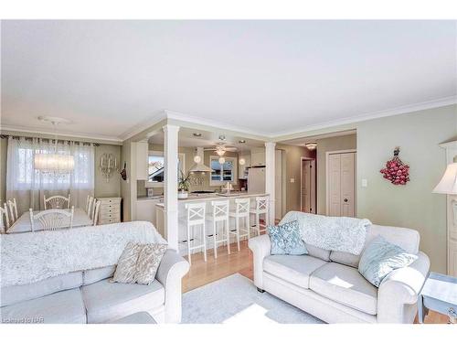 3351 Wiltshire Boulevard, Niagara Falls, ON - Indoor Photo Showing Living Room