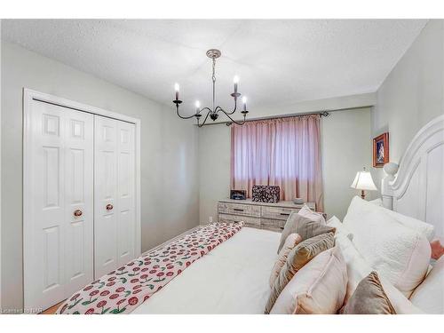 3351 Wiltshire Boulevard, Niagara Falls, ON - Indoor Photo Showing Bedroom