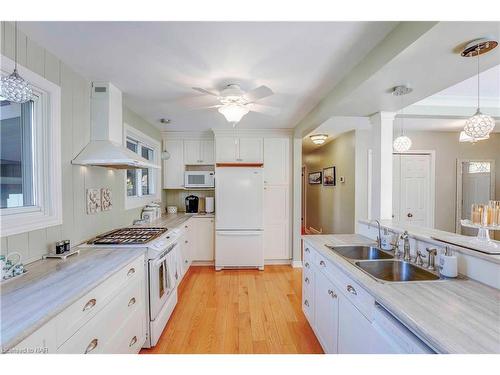 3351 Wiltshire Boulevard, Niagara Falls, ON - Indoor Photo Showing Kitchen With Double Sink