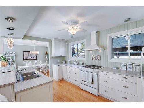 3351 Wiltshire Boulevard, Niagara Falls, ON - Indoor Photo Showing Kitchen With Double Sink