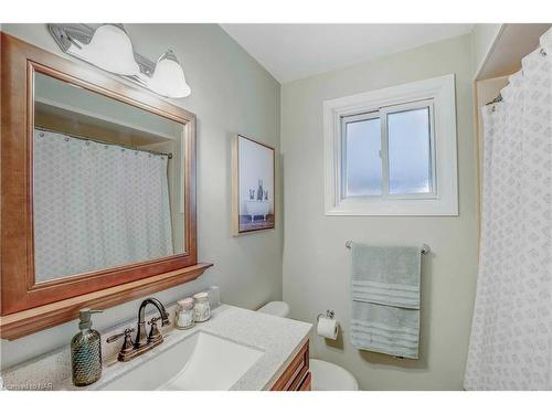 3351 Wiltshire Boulevard, Niagara Falls, ON - Indoor Photo Showing Bathroom