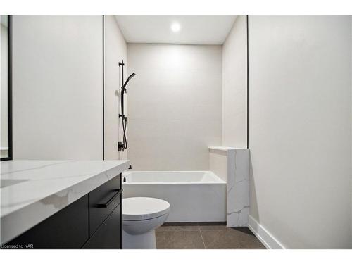 2-300 Richmond Street, Thorold, ON - Indoor Photo Showing Bathroom